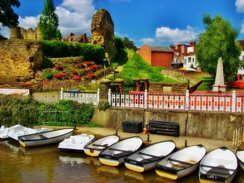 Kent boats on lake